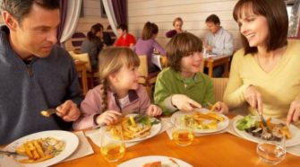 I bambini educati al ristorante